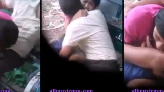 ဟိုကြည့်ဒီကြည့်နဲံထုပေးနေတာလေး